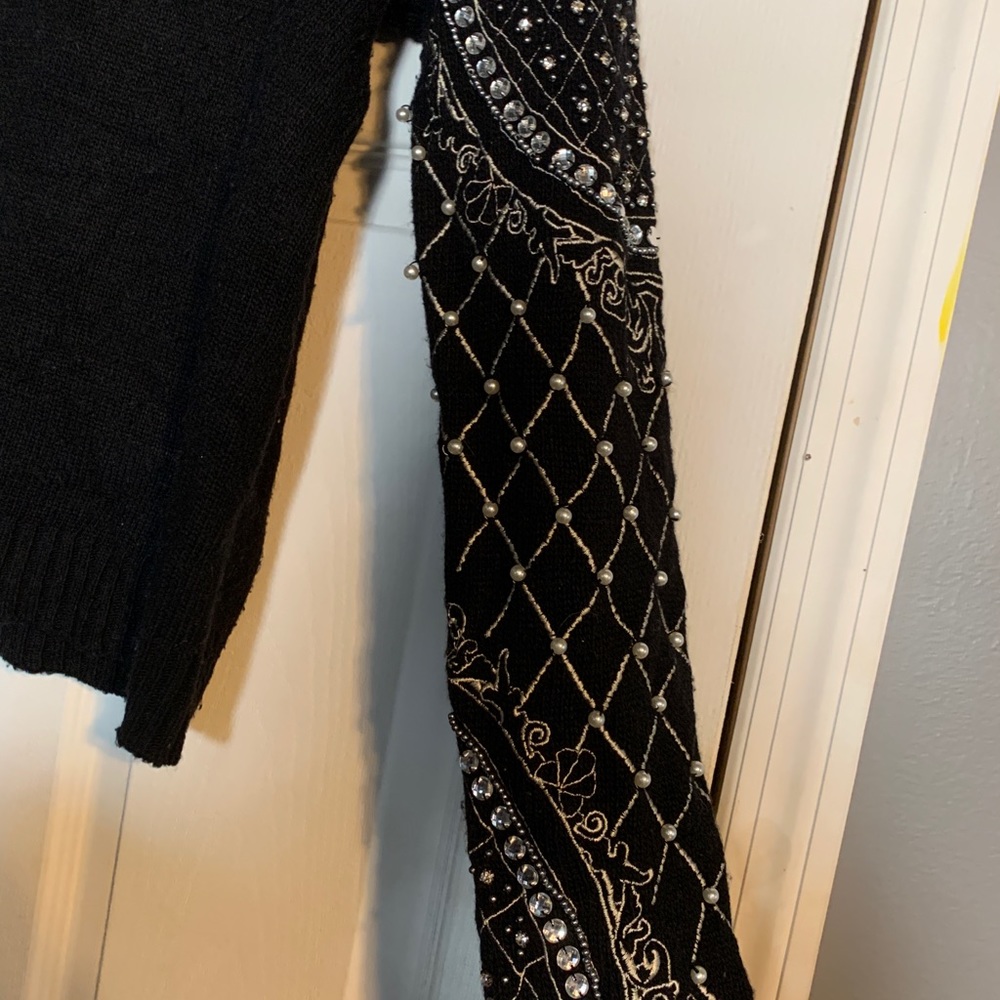 Embroidered sleeve sweater - Picture 3 of 4